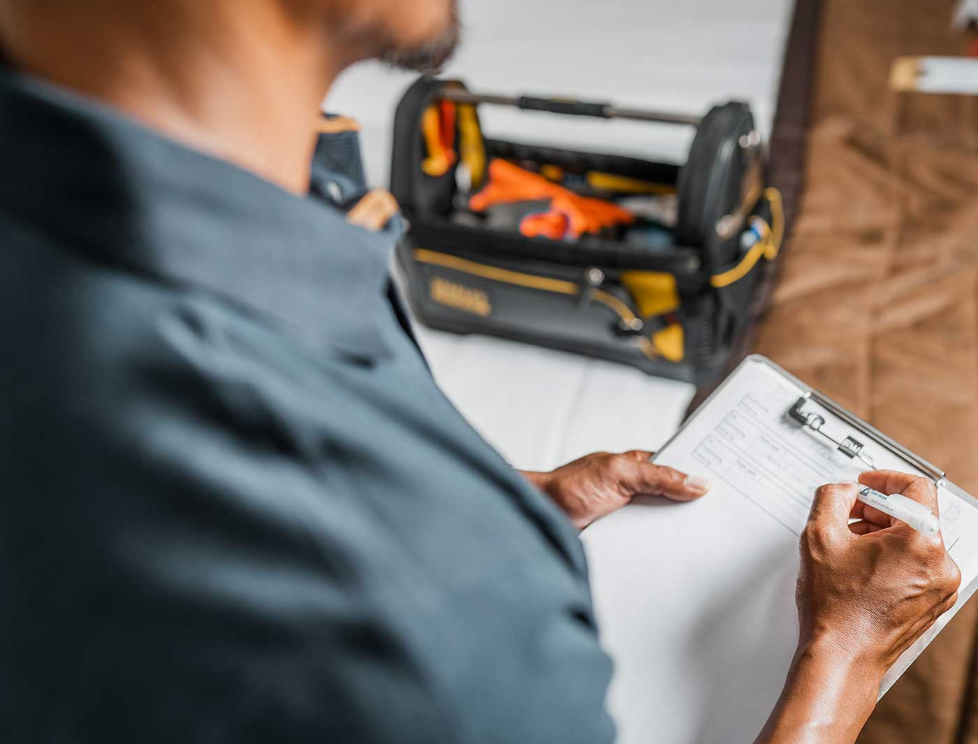 Inštruktor zapisuje hodnotenie účastníka kurzu